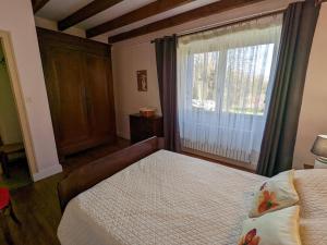 Postel nebo postele na pokoji v ubytování Maison avec grand jardin clos et équipements bébé - FR-1-653-22