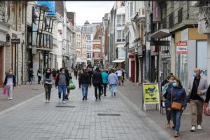un groupe de personnes marchant dans une rue de la ville dans l'établissement SPLENDIDE Appartement pour 4 in front GARE LILLE FLANDRES, à Lille