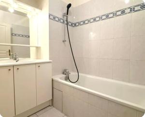 une salle de bain avec une douche, une baignoire et un lavabo dans l'établissement SPLENDIDE Appartement pour 4 in front GARE LILLE FLANDRES, à Lille