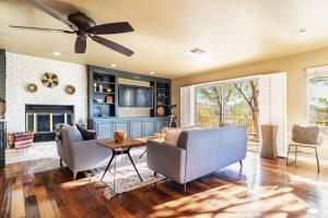 Χώρος καθιστικού στο Sunset House Joshua Tree Infinity Pool Spa Views Hiking Trail