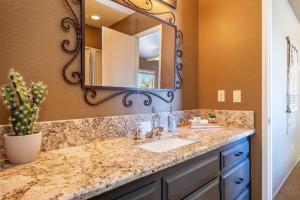 Ένα μπάνιο στο Sunset House Joshua Tree Infinity Pool Spa Views Hiking Trail