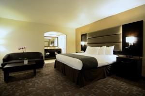 Giường trong phòng chung tại Days Inn by Wyndham Downey