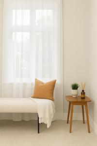 una panca con un cuscino accanto a una finestra di Spacious 4BD Home in Vancouver a Vancouver