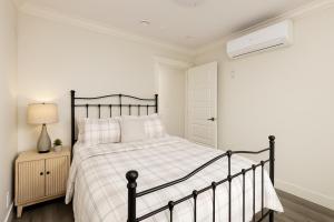 una camera da letto con letto con struttura nera di Spacious 4BD Home in Vancouver a Vancouver