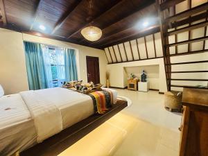 Un dormitorio con una cama grande en una habitación. en Sunny Rose Paradise Gili Air - Adults Only, en Gili Air