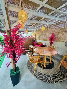 Habitación con mesa, sillas y flores en Sunny Rose Paradise Gili Air - Adults Only, en Gili Air