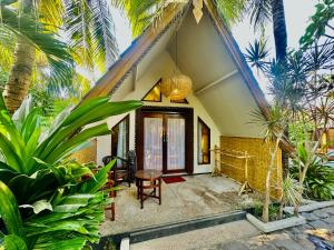 una casa con un porche con palmeras en Sunny Rose Paradise Gili Air - Adults Only, en Gili Air