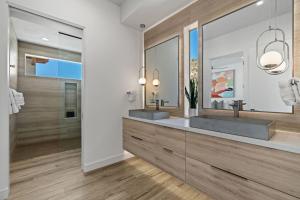 The Overlook by Fieldtrip 5 Bd Modern Luxury with Infinity Pool Views的一间浴室
