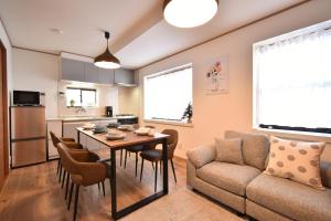 Una cocina y una sala de estar con una mesa y un sofá. en Shinkoiwa 3BR house, en Tokio