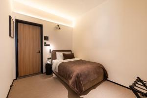 Postel nebo postele na pokoji v ubytování The Moment Hotel