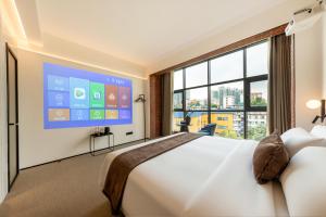 Postel nebo postele na pokoji v ubytování The Moment Hotel