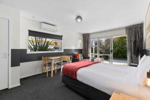 เตียงในห้องที่ Alpine Motel