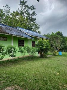 a green house with solar panels on the roof at Pimrada in Ban Chieo Ko
