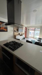 a kitchen with a stove top oven in a kitchen at Apartamento Simón Bolívar in Itagüí