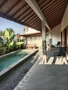 Bengkel Villa - Kedunguの敷地内または近くにあるプール