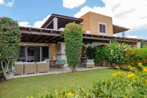 een huis met een patio en een tuin bij Villa 19 in Santa Cesarea Terme +31 foto's