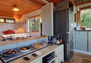 Η κουζίνα ή μικρή κουζίνα στο The Rock +47 φωτογραφίες