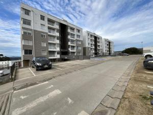 an empty parking lot in front of a building at Comfort y Estilo in Constitución
