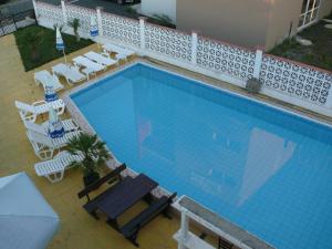 una vista sul soffitto di una piscina con sedie e sedie a sdraio di Family Hotel Southern Nights a Varvara