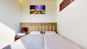 a bedroom with a bed and a picture on the wall at Vana-Piiri Puhkemaja in Kodukula