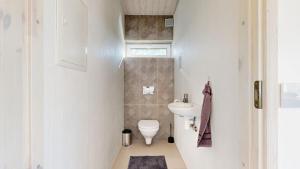 a small bathroom with a toilet and a sink at Vana-Piiri Puhkemaja in Kodukula