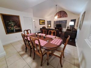 ein Esszimmer und ein Wohnzimmer mit Tisch und Stühlen in der Unterkunft Charming apartment in Kissimmee, Orlando FL in Kissimmee