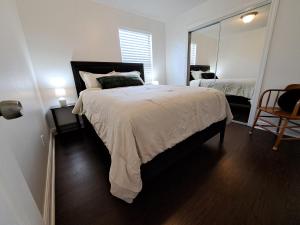 ein Schlafzimmer mit einem großen Bett und einem Spiegel in der Unterkunft Charming apartment in Kissimmee, Orlando FL in Kissimmee