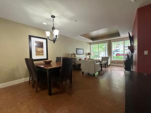 ein Esszimmer mit Tisch und Stühlen in der Unterkunft Solara 2BR Retreat - Pool - Hot Tub & Resort Perks in Canmore