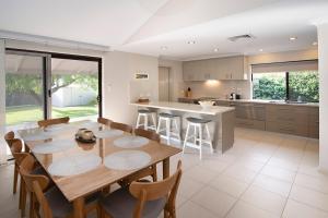 une cuisine et une salle à manger avec une table et des chaises dans l'établissement Gifford Getaway - Coastal Home in Dunsborough, à Dunsborough 9 autres photos