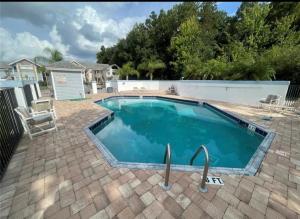 ein Swimmingpool mit blauem Wasser in einem Hof in der Unterkunft Charming apartment in Kissimmee, Orlando FL in Kissimmee