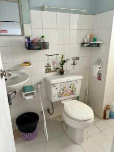 Ένα μπάνιο στο Private 3rd Floor Room +19 φωτογραφίες