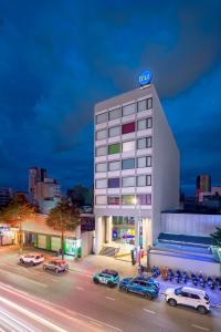 岘港Tru by Hilton Da Nang City Centre的上面有索尼标志的建筑
