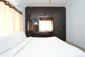 ティルパティにあるPARADISE VILLA A Luxury 5Bhk Home Stayの白いベッドと窓のある寝室 +22枚の写真