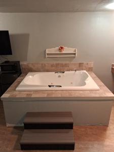 eine große Badewanne in einem Zimmer in der Unterkunft Cyclone Lodge in Harlan + 20 Fotos