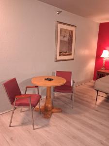 ein Zimmer mit Tisch, Stühlen und einem Bett in der Unterkunft Cyclone Lodge in Harlan