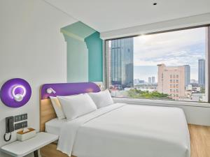 岘港Tru by Hilton Da Nang City Centre的卧室里有一张白色的床和一扇大窗户 更多19张照片