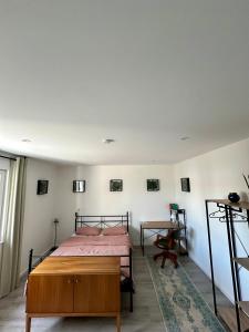 a bedroom with a bed and a table at Geräumiges Apartment nähe Starlight express & Stadtzentrum in Bochum