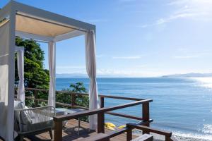 南淡路市amarancia cottage hugging nature house的阳台享有海景。