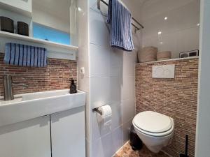 クックスハーフェンにあるHaus-Frauenpreis-Wohnung-57のトイレと洗面台付きのバスルーム +31枚の写真