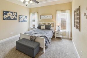 Ένα ή περισσότερα κρεβάτια σε δωμάτιο στο Gorgeous 4BR Dakota Springs Home home