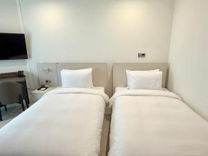 Ліжко або ліжка в номері Hotel The Botanik Sewoon Myeongdong