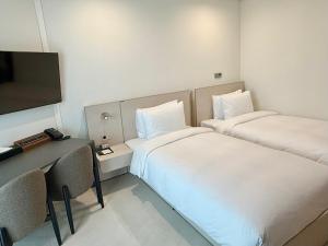 Ліжко або ліжка в номері Hotel The Botanik Sewoon Myeongdong