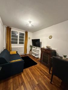 Телевизор и/или развлекательный центр в Charmant Appartement F2