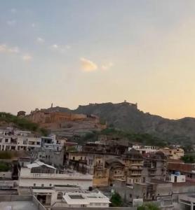 a city with houses and a mountain in the background at Shanti vilas in Jaipur