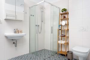 ein Badezimmer mit Dusche, Toilette und Waschbecken in der Unterkunft HideOut Apartments in Brünn + 24 Fotos