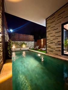 Hồ bơi trong/gần Villa Eviana
