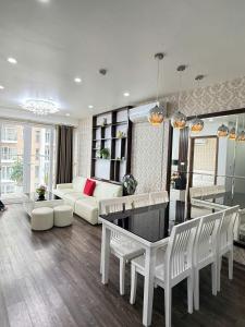 a living room with a couch and a table at Homestay Hạ Long NewLife in Kon Rung (1)