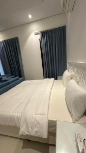 Ένα ή περισσότερα κρεβάτια σε δωμάτιο στο شقق للإيجار في هوانا 1