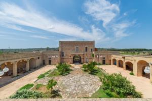 an external view of a building with a courtyard at Dimora Il Granaio in Masseria Galatea Agriturismo in Alessano