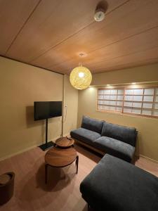 TV a/nebo společenská místnost v ubytování YUFUNOMORI Private and Suite + 66 fotografií